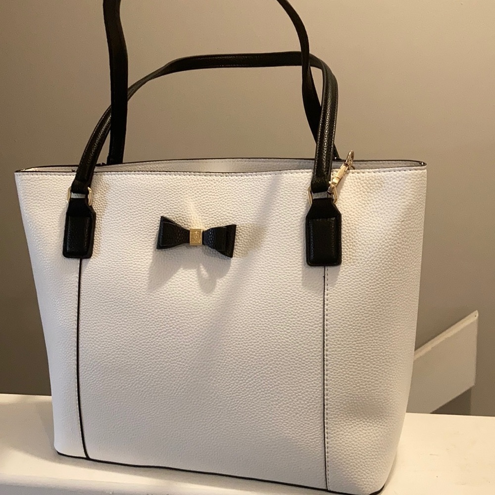 Anne Klein large white bag, zip pockets, so chic